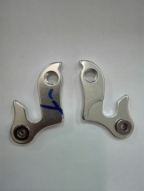 3132660-1 Держатель заднего переключателя (петух) 001